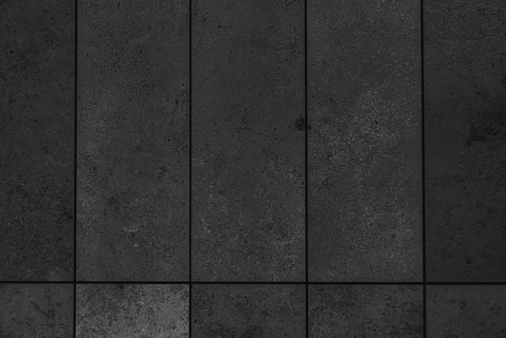 Suelo cerámico en tono negro mate colocado en un patrón lineal, para ambientes elegantes