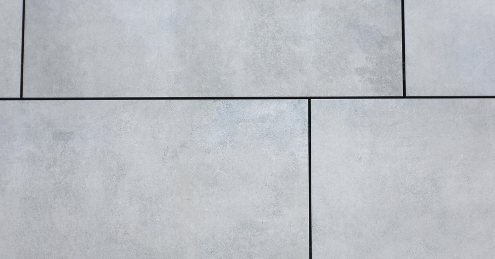 Baldosas en tonos grises con textura sutil y acabado mate