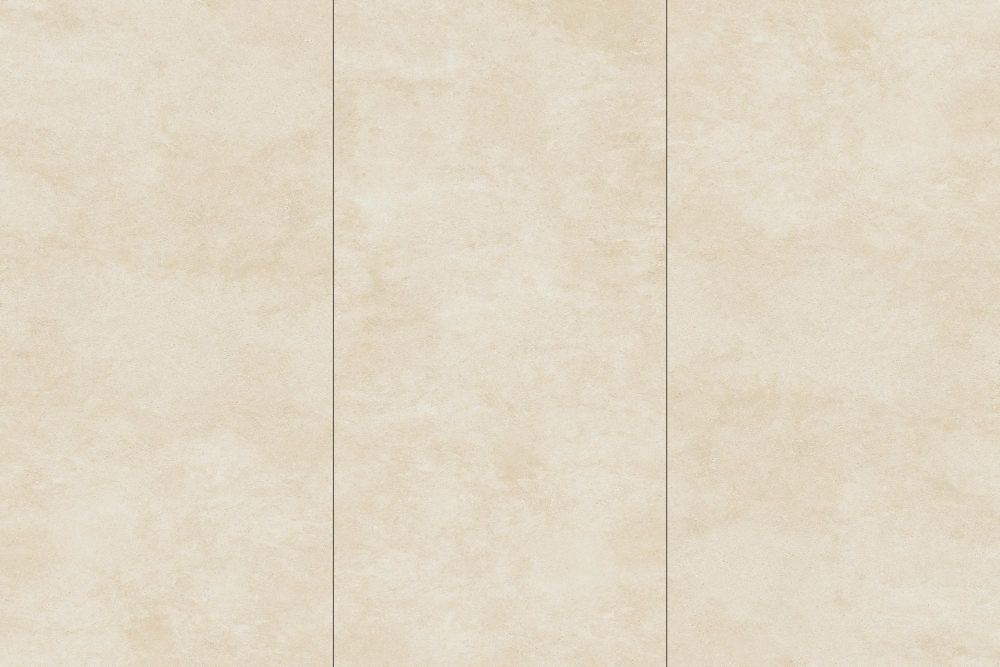 Baldosas en tonos beige y arena, ejemplo de tendencias en suelos en 2025 en interiores